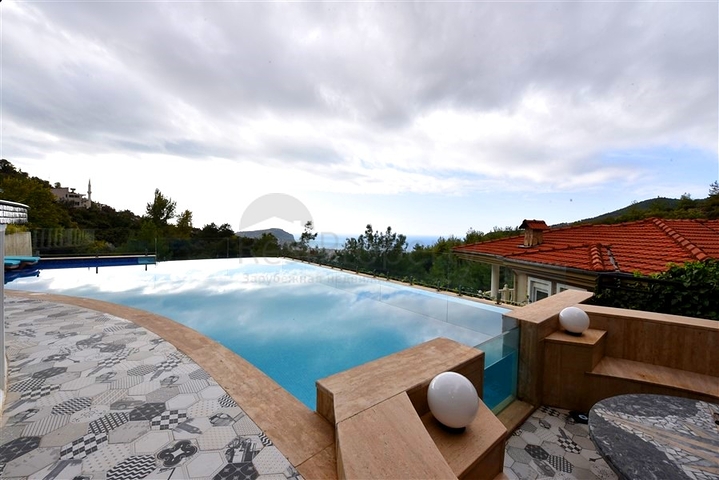 Furnished villa with panoramic views in the very center of Alanya