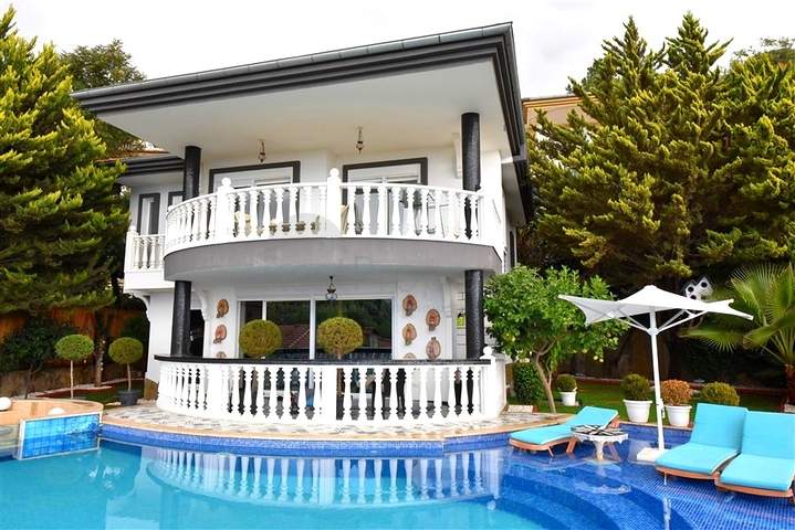 Furnished villa with panoramic views in the very center of Alanya