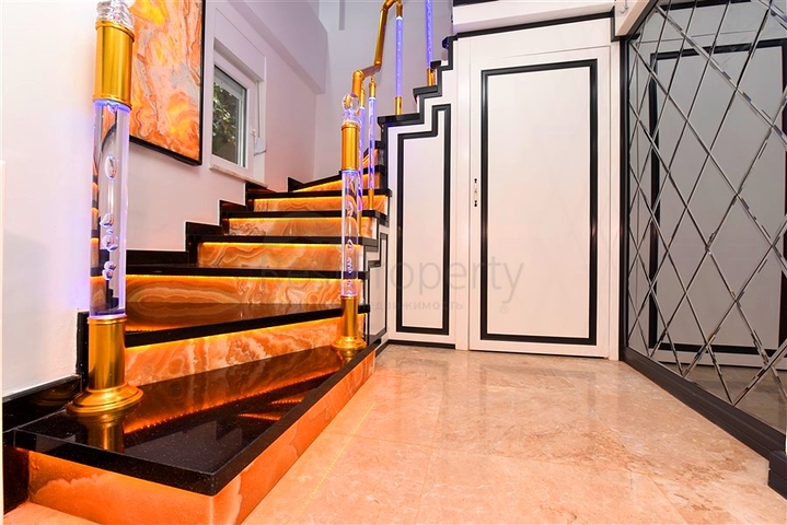 Furnished villa with panoramic views in the very center of Alanya