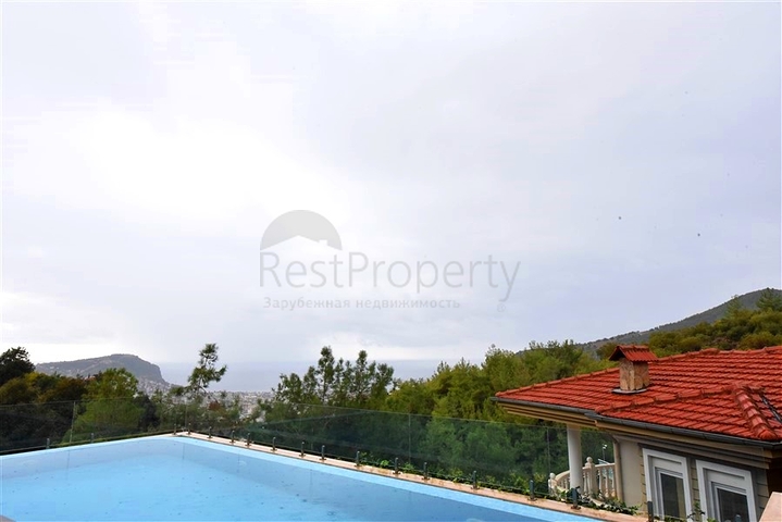 Furnished villa with panoramic views in the very center of Alanya