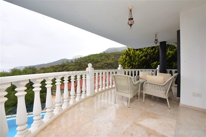 Furnished villa with panoramic views in the very center of Alanya