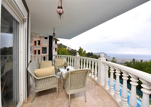 Furnished villa with panoramic views in the very center of Alanya