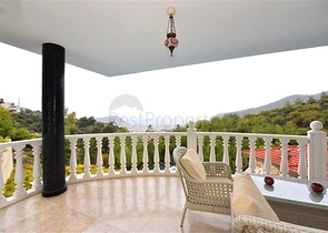 Furnished villa with panoramic views in the very center of Alanya
