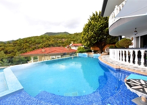 Furnished villa with panoramic views in the very center of Alanya