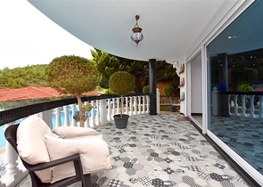 Furnished villa with panoramic views in the very center of Alanya