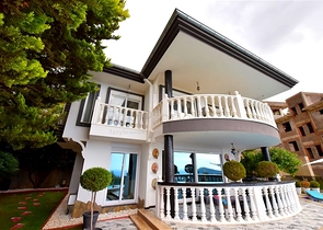Furnished villa with panoramic views in the very center of Alanya