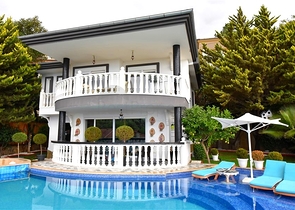 Furnished villa with panoramic views in the very center of Alanya