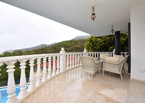 Furnished villa with panoramic views in the very center of Alanya