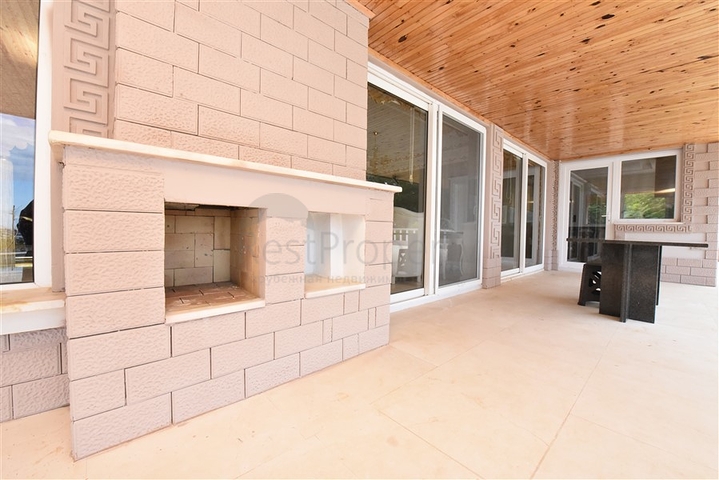 Luxury house with private pool and garden in Demirtas district