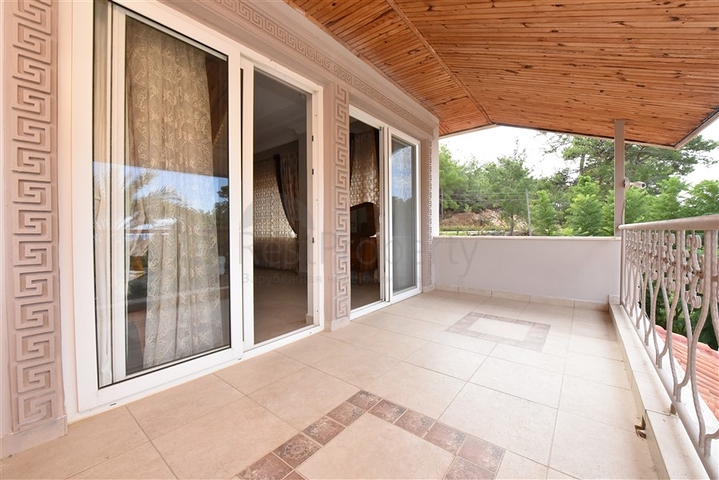 Luxury house with private pool and garden in Demirtas district