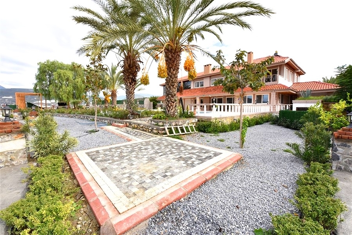 Luxury house with private pool and garden in Demirtas district