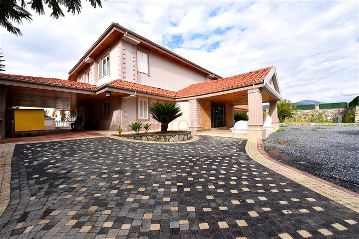 Luxury house with private pool and garden in Demirtas district