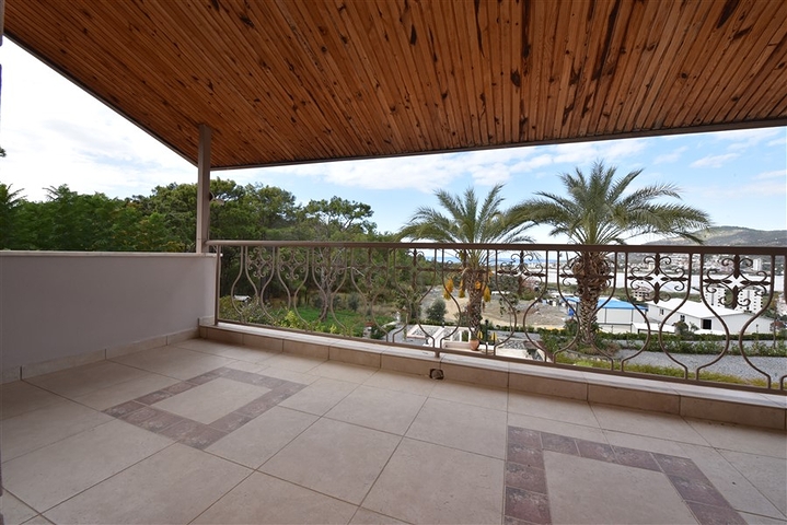 Luxury house with private pool and garden in Demirtas district