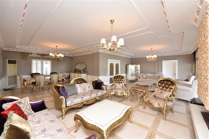 Luxury house with private pool and garden in Demirtas district