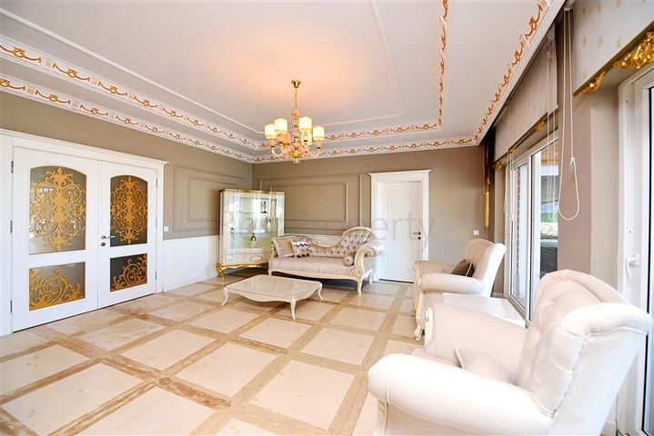 Luxury house with private pool and garden in Demirtas district