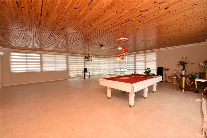 Luxury house with private pool and garden in Demirtas district