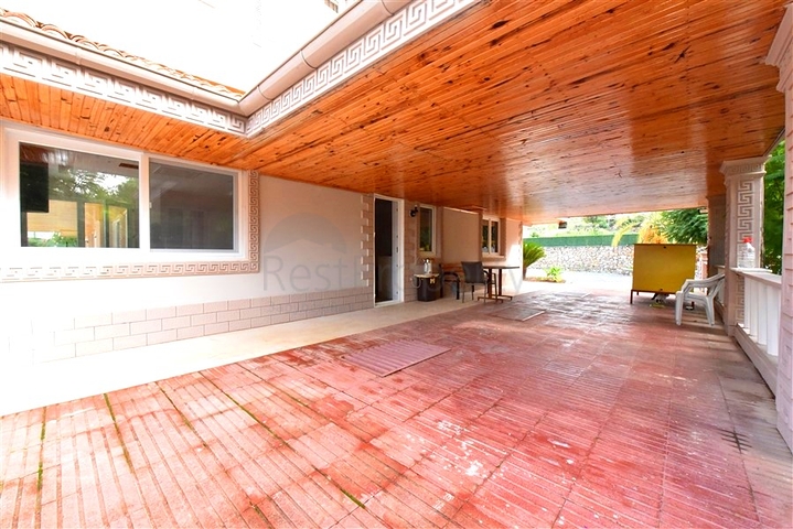 Luxury house with private pool and garden in Demirtas district