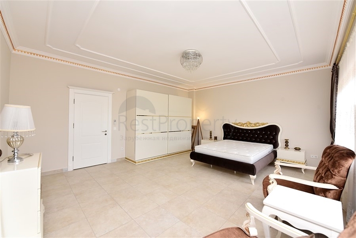 Luxury house with private pool and garden in Demirtas district