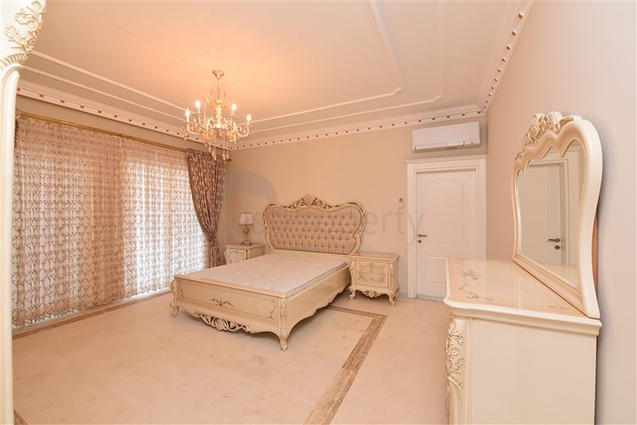 Luxury house with private pool and garden in Demirtas district