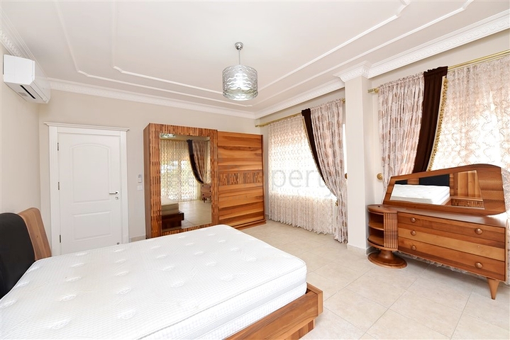 Luxury house with private pool and garden in Demirtas district