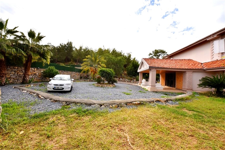 Luxury house with private pool and garden in Demirtas district