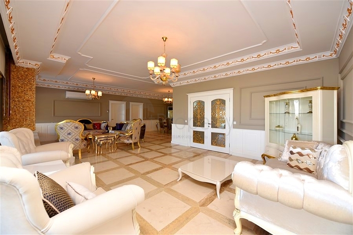 Luxury house with private pool and garden in Demirtas district