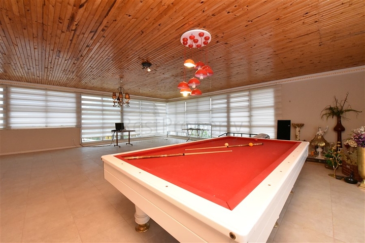 Luxury house with private pool and garden in Demirtas district