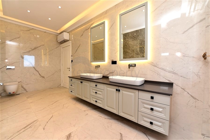 Luxury house with private pool and garden in Demirtas district