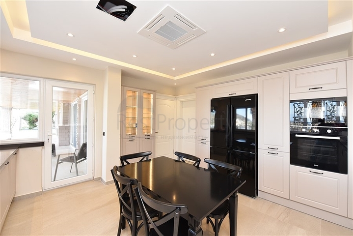 Luxury house with private pool and garden in Demirtas district