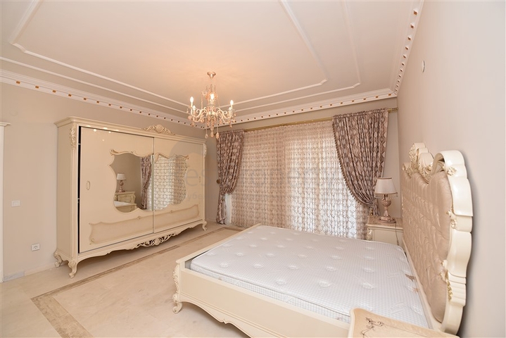 Luxury house with private pool and garden in Demirtas district