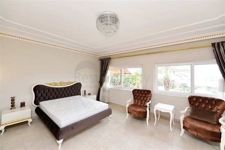 Luxury house with private pool and garden in Demirtas district