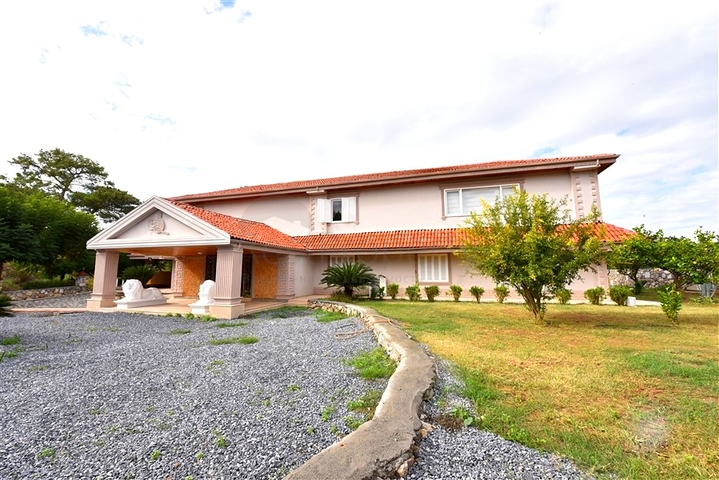 Luxury house with private pool and garden in Demirtas district