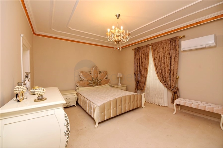 Luxury house with private pool and garden in Demirtas district