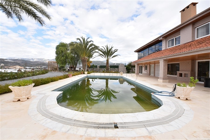Luxury house with private pool and garden in Demirtas district
