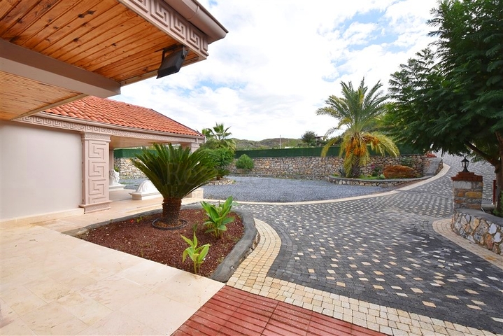 Luxury house with private pool and garden in Demirtas district