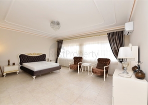 Luxury house with private pool and garden in Demirtas district