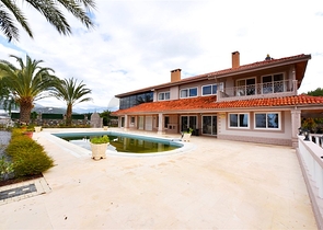 Luxury house with private pool and garden in Demirtas district