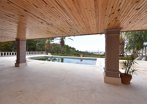 Luxury house with private pool and garden in Demirtas district