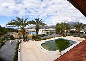 Luxury house with private pool and garden in Demirtas district