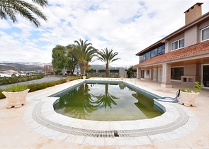 Luxury house with private pool and garden in Demirtas district