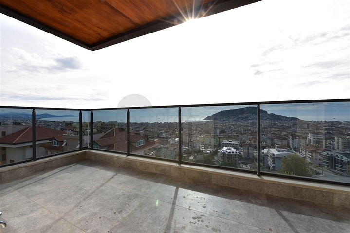 3+1 apartment in a new complex with sea view and Alanya fortress