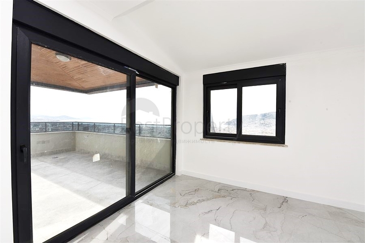 3+1 apartment in a new complex with sea view and Alanya fortress