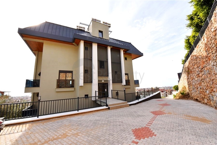 Two-bedroom apartment with stunning panoramic sea views