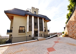 Two-bedroom apartment with stunning panoramic sea views