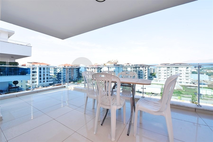 Large 1+1 apartment in a modern complex in Kestel district