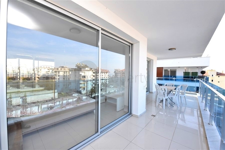 Large 1+1 apartment in a modern complex in Kestel district