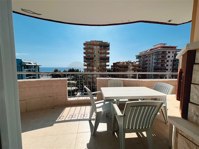 3+1 penthouse with sea view in Mahmutlar area