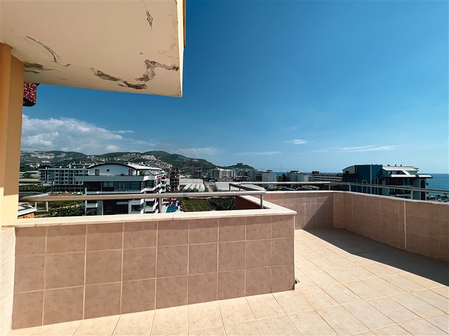 3+1 penthouse with sea view in Mahmutlar area