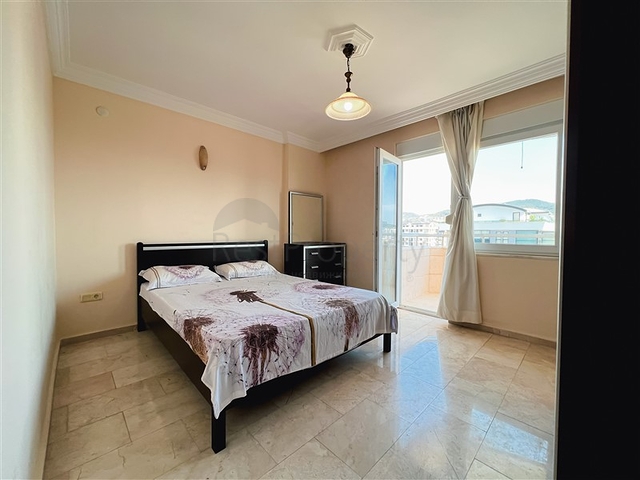 3+1 penthouse with sea view in Mahmutlar area