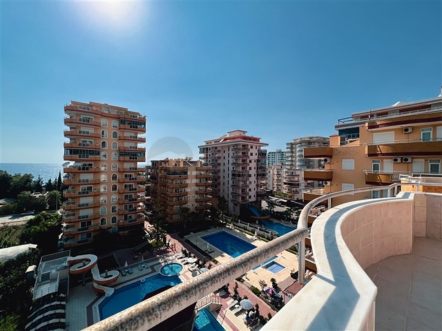 3+1 penthouse with sea view in Mahmutlar area